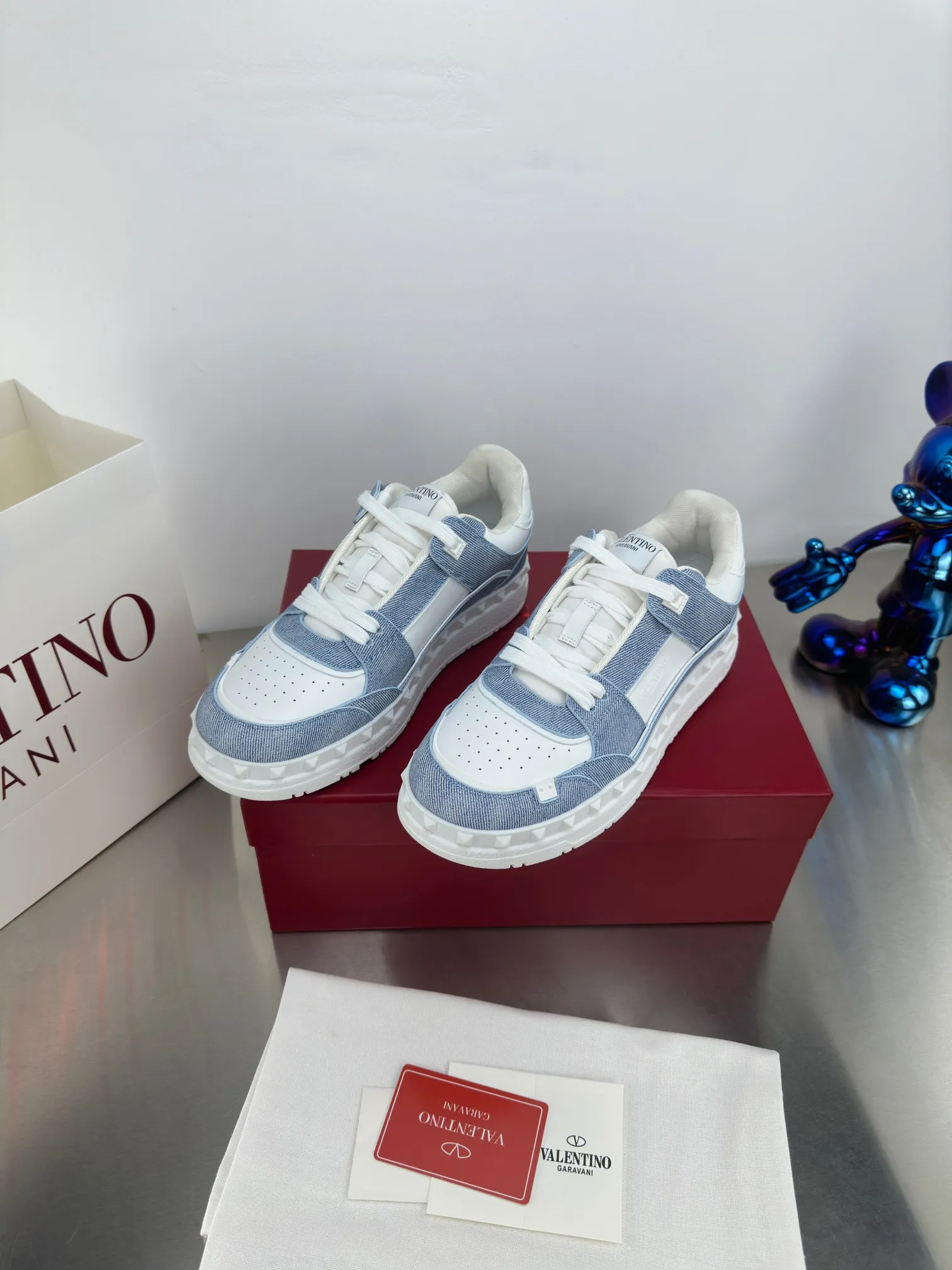 👟👟Ex-factory price 640👟👟 🔺Valentino🔺 Valentino VT 2024 early spring white shoes casual shoes! Top version!  Original 1:1 mold opening! Lasting + oil edge craftsmanship, classic splicing, fashionable and versatile, 🎁Full set of packaging at the same time at the counter. Fabric: Customized cowhide. Lining: Original breathable mesh. Outsole: Original TPU material outsole. Non-slip and wear-resistant. Size: Female 35-40! Male 39～45